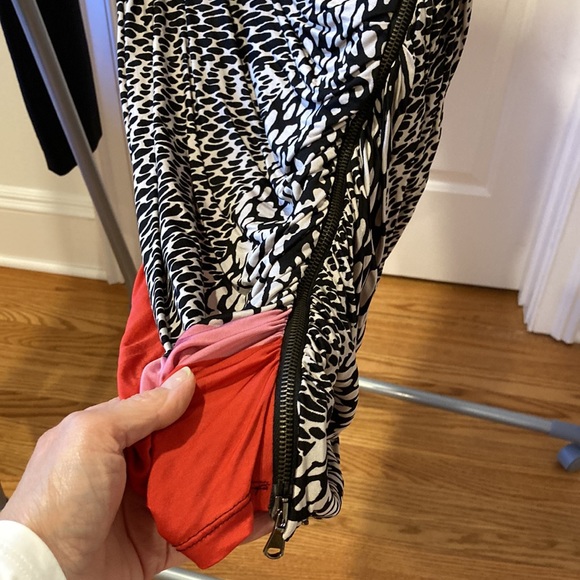 Black/white/red body con dress. Size 6.  Zip side. Gathered and draped at bottom - Picture 5 of 7